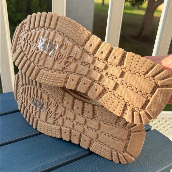 NWOT Women’s Blowfish Malibu sneakers - Picture 8 of 10